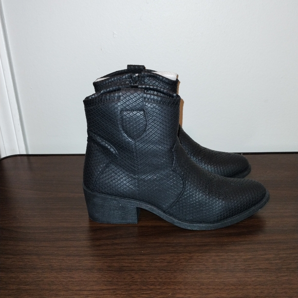 Rouge Helium! Ladies Black Cowboy Style Ankle Boots Faux Snakeskin Size 9 - Picture 8 of 9
